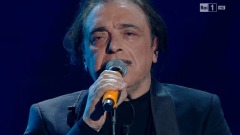 Sanremo 2016, Nino Frassica canta "A mare si gioca"