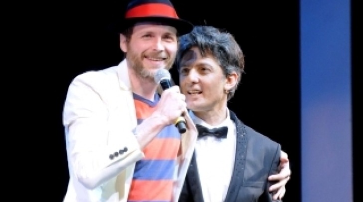 Fiorello e Jovanotti cantano "Il candidato intelligente"